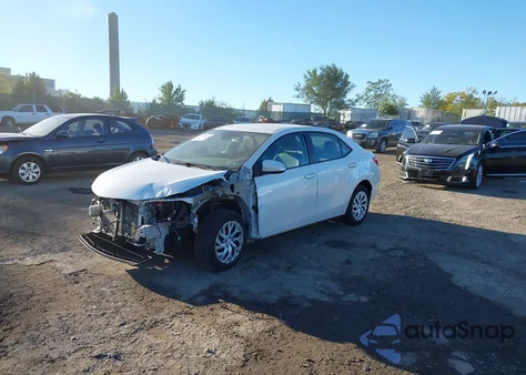 2017 Toyota Corolla Le z USA, uszkodzony, nr VIN 5YFBURHE7HP725517